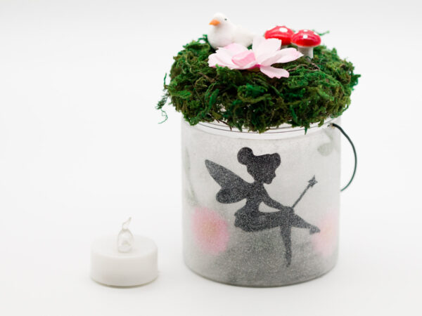 ערכת יצירה עששית יער פיות עם נר לד לידה. עם צללית פיה שחורה, פרחים, ציפור שיר קטנה ודשא ירוק ליצירה