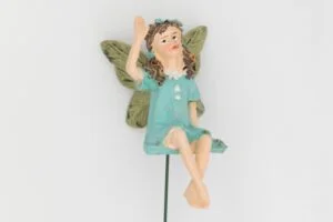 פסל פיה טורקיז מנופפת לשלום עם רגל ברזל – דמות פיה מיניאטורית ליצירה לילדים, גינת פיות וגן פיות בעציץ
