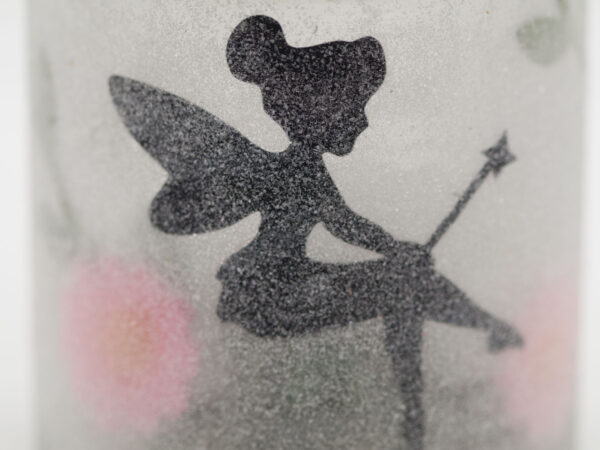 תקריב של צללית פיה שחורה מתוך ערכת יצירה עששית יער פיות