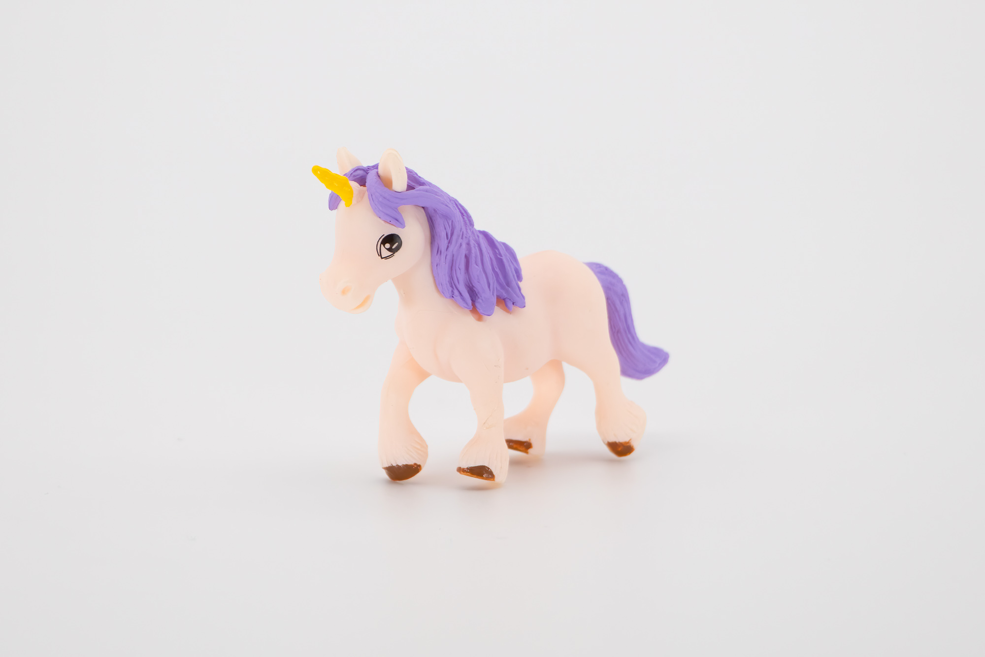 דמות חד קרן סגולה - בובה קטנה מפלסטיק לקישוט ומשחק דמיוני 5.5X4.2 ס"מ 1 דמות חד קרן סגולה - בובה קטנה מפלסטיק לילדים, לקישוט ומשחק דמיוני