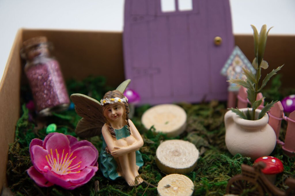 פיה, בקבוקון קסם, פרחים דלת פיות ועוד אביזרים ליצירה בתוך קופסה