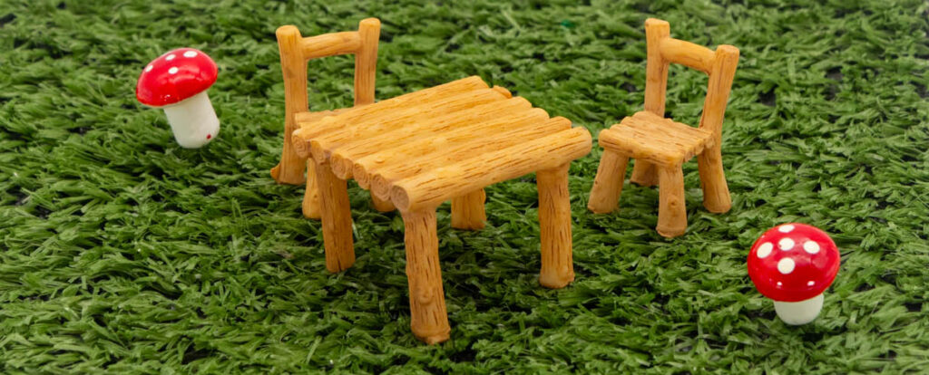 סט שולחן וכסאות גן מיניאטוריים ליצירה אביזרים בחנות חומרי יצירה